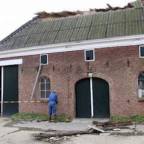 Spriensma zet het erf af met linten. Hij is nuchter onder de situatie; de melkkoeien hebben niets geleden, melken gaat gewoon door.