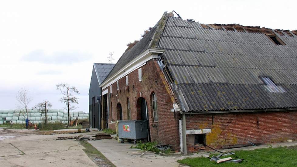 De rommel op het Groningse erf, waaronder asbest, had dinsdagmorgen al weg moeten zijn, beloofde eerder een expert aan de melkveehouder.