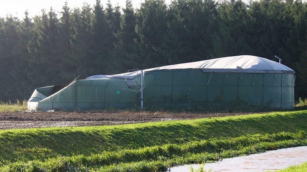 Een mestsilo in Nieuw Weerdinge (DR) was niet tegen de storm bestand. De eigenaar prijst zich gelukkig dat er alleen wat mest onder het maaiveld zat.