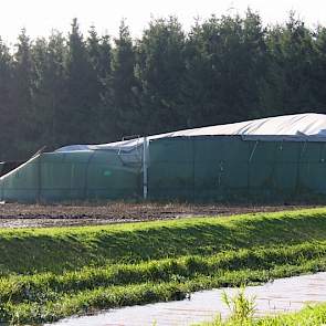 Een mestsilo in Nieuw Weerdinge (DR) was niet tegen de storm bestand. De eigenaar prijst zich gelukkig dat er alleen wat mest onder het maaiveld zat.