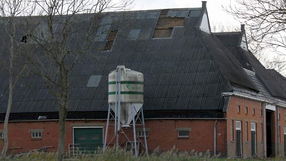 Overal werden boerderijen getroffen door de storm. Maar vooral oudere gebouwen moesten het ontgelden.