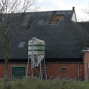 Overal werden boerderijen getroffen door de storm. Maar vooral oudere gebouwen moesten het ontgelden.