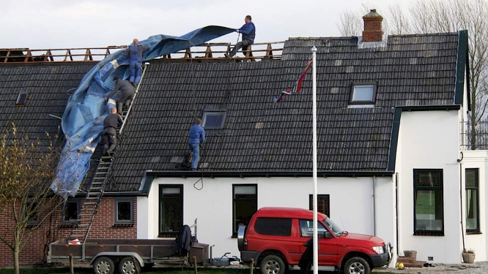 Langs de gehele kust is men dinsdag met man en macht bezig de kapotte daken dicht te leggen.