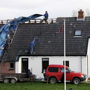 Langs de gehele kust is men dinsdag met man en macht bezig de kapotte daken dicht te leggen.