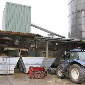 Niet alleen met het bandsysteem moest rekening worden gehouden in keus van voerrobot, belangrijker was nog het verwerken van voer uit de torensilo's. Daarnaast heeft De Groot twee sleufsilo's. 'Vroeger volstonden de drie torensilo's voor 320 koeien, nu is