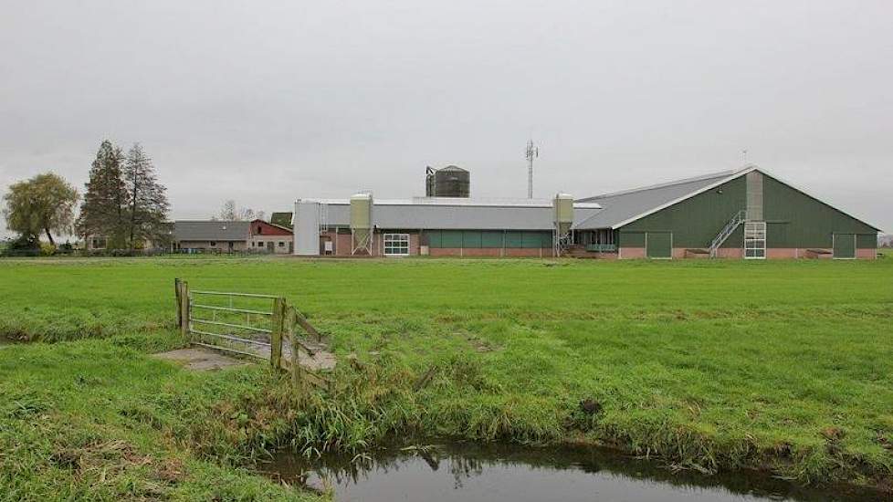 De nieuwe stal werd in 2012 gebouwd (rechts) het melkgebouw met caroussel kwam er in 2011(links). Daarachter staat de oude stal. De buitentrap aan de nieuwe stal leidt naar een looppad boven de voergang. De Groot gebruik dit zelf nooit, maar maakte het vo