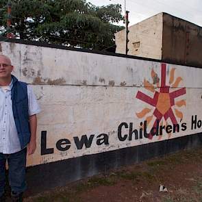 Baraka Farm is onderdeel van Lewa Children’s Home. De Keniaanse Phyllis Keino is eigenaresse van het 200 hectare grote land waar de boerderij en weeshuis staan. Jos Creemers (foto) is bedrijfsleider van Baraka Farm en werkt in loondienst.