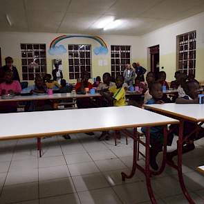 De boerderij werkt in dienst van het weeshuis Lewa Children’s Home. Een tehuis met meer dan 100 kinderen wat zich eveneens op het erf bevindt. De eigenaar en grote drijvende kracht achter dit weeshuis is Phyllis Keino. Zij richtte 40 jaar geleden het wees