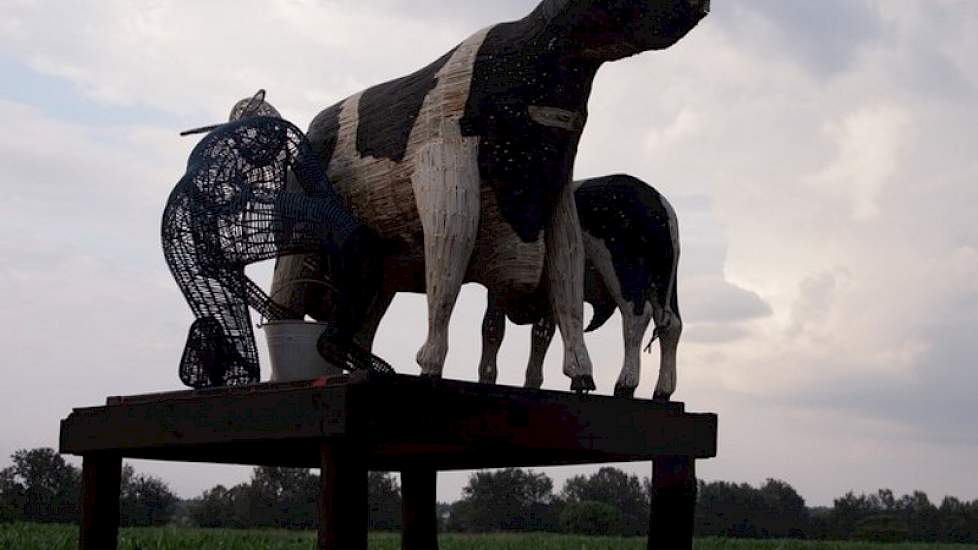 Baraka Farm is geheel afhankelijk van de eigen inkomsten en van donateurs van het weeshuis. Want ook al levert het melkveebedrijf een grote bijdrage aan het weeshuis, zonder donateurs kan het nog niet overleven. Kijk voor meer info op www.lewachildrenshom