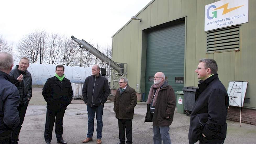 Naast het bezoek aan de nieuwe productielocatie van FrieslandCampina, stond ook een bezoek aan de vergistingsinstallatie van Groot Zevert in Beltrum op de agenda. Arjan Prinsen (tweede van links), Joris Groot Zevert (midden) en Jan Groot Zevert (tweede va