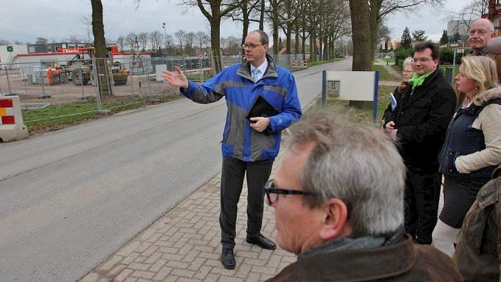 Geurts (met groene sjaal) uitte zijn trots op de sector en de bouw en de daarmee samenhangende werkgelegenheid in de krimpgemeente Berkelland. De nieuwbouw van de fabriek levert 300 banen op. Wel bracht Geurts het toekomstperspectief van jonge boeren onde