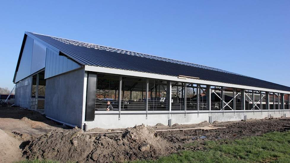 De kosten voor zo’n ruime en ‘dubbele’ stal vallen uiteindelijk best mee, vindt de veehouder. Het complete project (van sloop en bouw tot inrichting, erfverharding, melkrobots, tank en zonnepanelen aan toe) vergde 1,2 miljoen euro. "Het bedrijf is zo inge