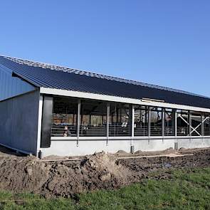 De kosten voor zo’n ruime en ‘dubbele’ stal vallen uiteindelijk best mee, vindt de veehouder. Het complete project (van sloop en bouw tot inrichting, erfverharding, melkrobots, tank en zonnepanelen aan toe) vergde 1,2 miljoen euro. "Het bedrijf is zo inge