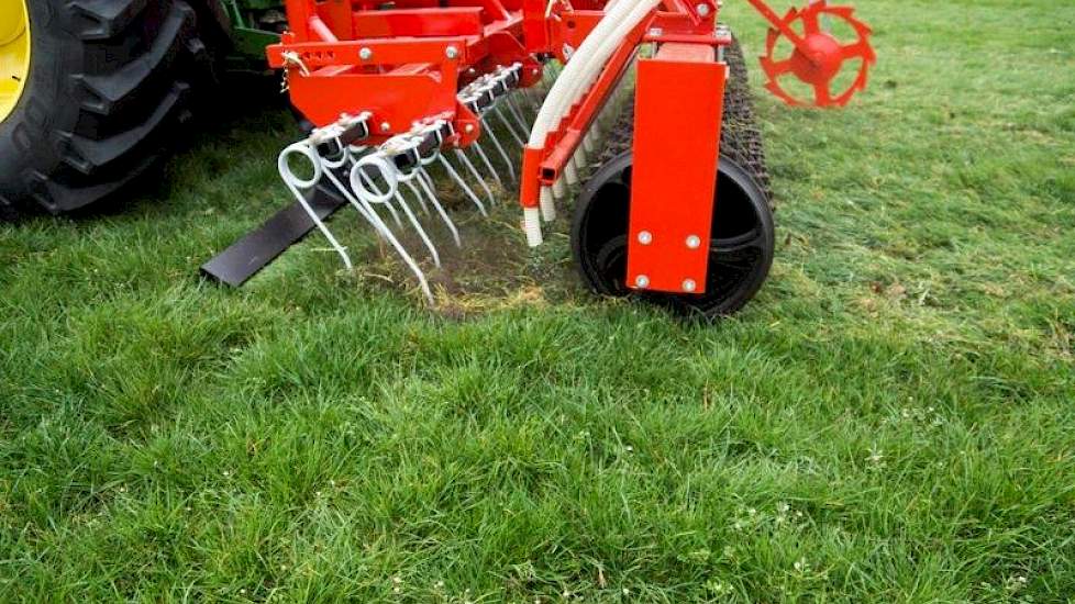 Boeren zijn zeer geïnteresseerd in de werking van de doorzaaimachine. Het gras wordt plat gelegd, open geharkt, doorgezaaid en aangedrukt.