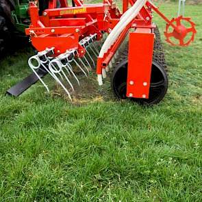 Boeren zijn zeer geïnteresseerd in de werking van de doorzaaimachine. Het gras wordt plat gelegd, open geharkt, doorgezaaid en aangedrukt.