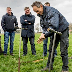 Henry van den Akker van DLV-plant demonstreert hier het visiteerijzer om eventuele bodemverdichting op te sporen. De meting is subjectief maar het verschil tussen sporen, kopakker en losse grond is duidelijk meetbaar.