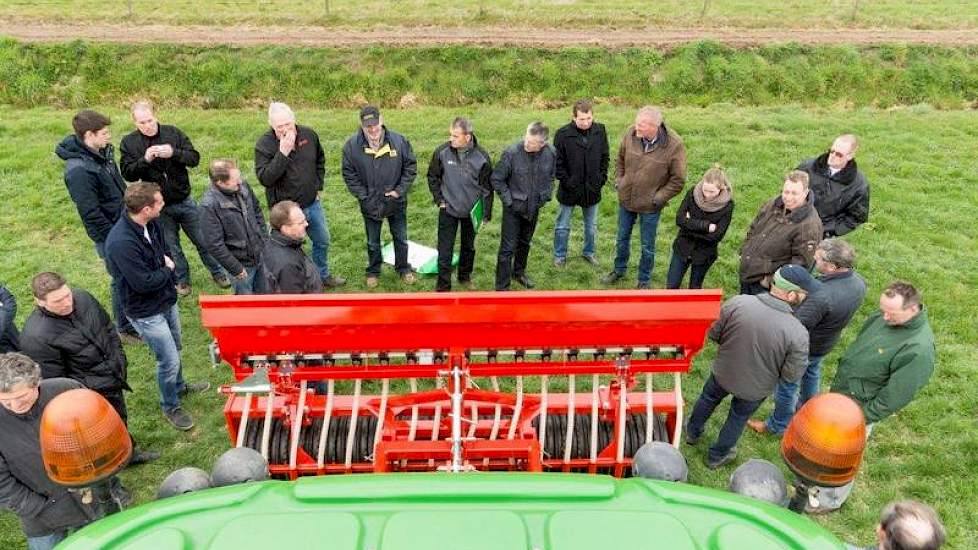 De veehouders hebben onderling discussie over het resultaat. Conclusie van de meeste veehouders is dat het zaad netjes tussen het gras wordt gelegd.