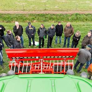 De veehouders hebben onderling discussie over het resultaat. Conclusie van de meeste veehouders is dat het zaad netjes tussen het gras wordt gelegd.