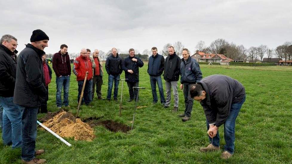 Veehouder Ad van de Ven neemt zelf het visiteerijzer ter hand.