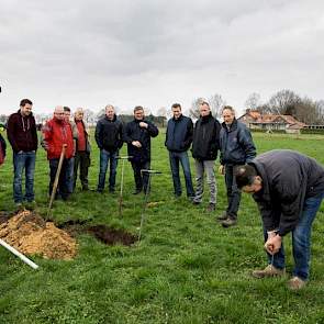 Veehouder Ad van de Ven neemt zelf het visiteerijzer ter hand.