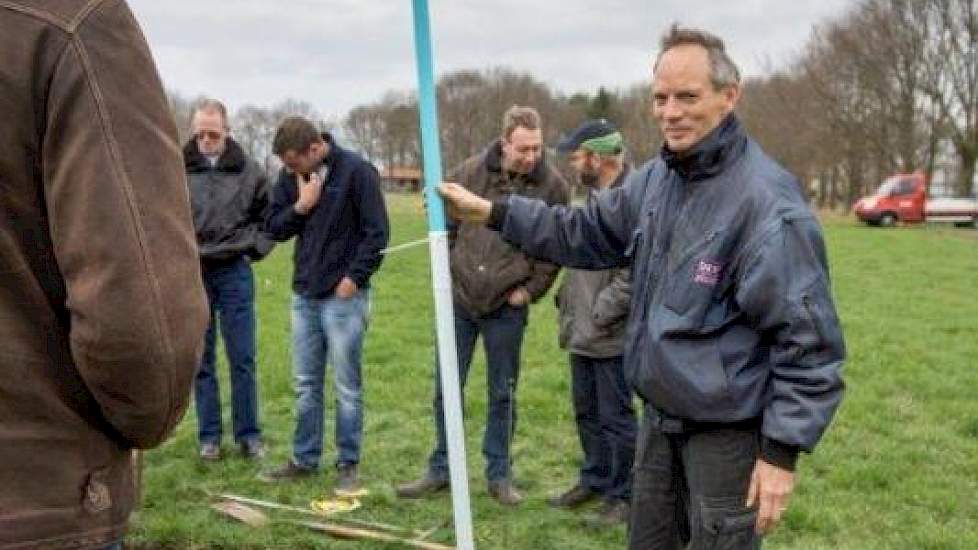 Henry toont een pijlbuis met filtersok die je zelf met een grondboor kunt plaatsen om zo tijdens het seizoen gemakkelijk de grondwaterstand te meten.