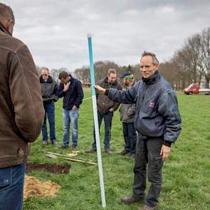 Henry toont een pijlbuis met filtersok die je zelf met een grondboor kunt plaatsen om zo tijdens het seizoen gemakkelijk de grondwaterstand te meten.