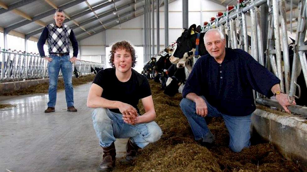 Op de voorgrond bedrijfsleider Emiel Willems (links) en Gerrit Abbink (rechts). Herman Abbink kijkt op de achtergrond toe.