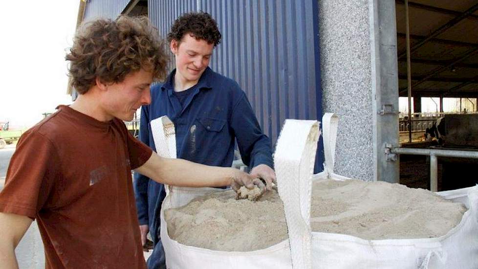 Belangstellende veehouders beoordelen de verschillende producten.