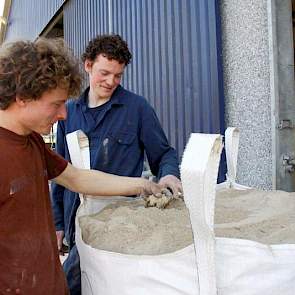 Belangstellende veehouders beoordelen de verschillende producten.