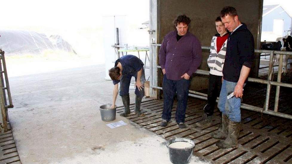 Harald in blauwe blouse vertelt zijn ervaringen aan belangstellende veehouders.