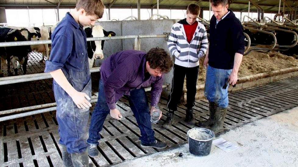 Hier demonstreert de veehouder de hoeveelheid vocht wat Clinomin kan opnemen. Het product neemt vijf keer het eigen gewicht aan vocht op.