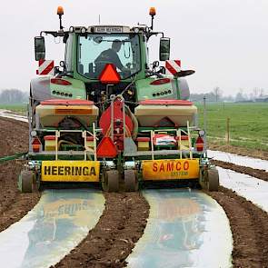 Mais onder folie is nieuw in het Groene Hart. Mengvoercooperatie De Samenwerking uit Haastrecht werd door haar klanten gevraagd om maïs onder folie te zaaien. De Samenwerking charterde daarvoor loonwerkbedrijf Heeringa uit Tersoal (Fr), die over de benodi