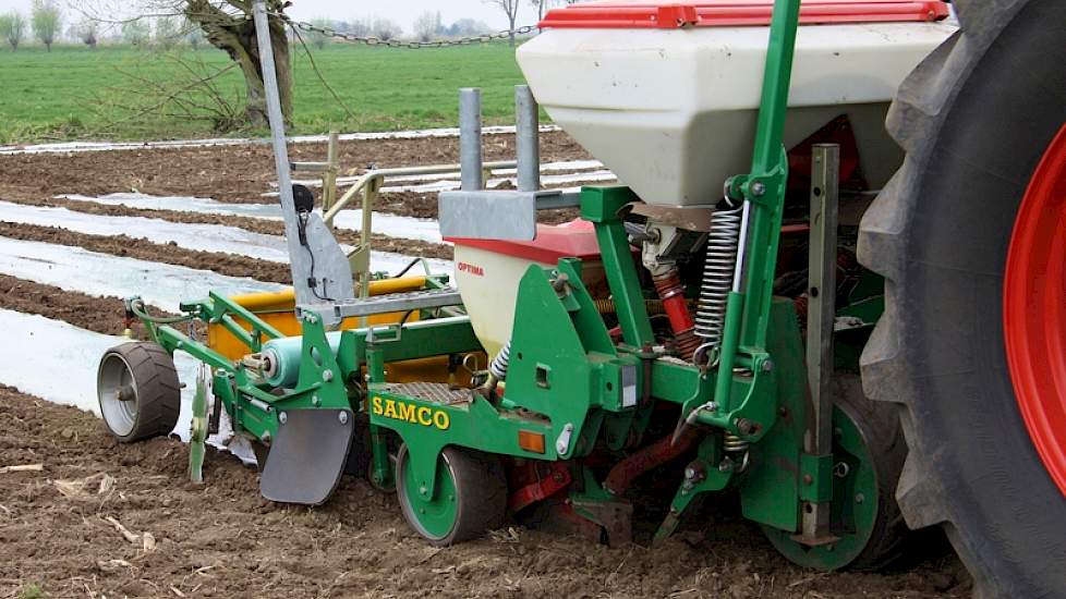 Melkveehouder Dick de Groot uit Giessenburg is benieuwd naar het resultaat op zijn perceel van 3,5 hectare. „Normaal zaai ik pas in mei, dus deze maïs heeft nu extra lang tijd om te groeien. En, misschien nog belangrijker op deze grond, ik kan eerder oogs