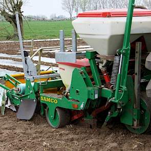 Melkveehouder Dick de Groot uit Giessenburg is benieuwd naar het resultaat op zijn perceel van 3,5 hectare. „Normaal zaai ik pas in mei, dus deze maïs heeft nu extra lang tijd om te groeien. En, misschien nog belangrijker op deze grond, ik kan eerder oogs