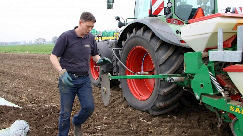 In één werkgang wordt er gezaaid, bemest met rijenbemesting een bodemmiddel tegen onkruid en de folie eroverheen getrokken.  „Alles moet in één keer kloppen want je kunt later niet bijstrooien of bijsturen”, zegt De loonwerker, die plots geen GPS-ontvangs