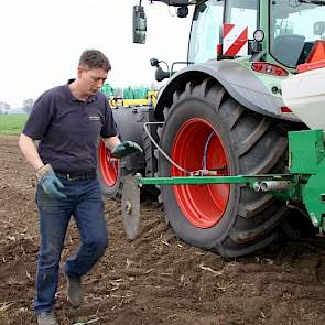 In één werkgang wordt er gezaaid, bemest met rijenbemesting een bodemmiddel tegen onkruid en de folie eroverheen getrokken.  „Alles moet in één keer kloppen want je kunt later niet bijstrooien of bijsturen”, zegt De loonwerker, die plots geen GPS-ontvangs