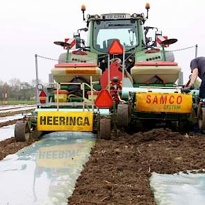 Volgens Albert Snoei van De Samenwerking moet de kosten gedekt worden door een hogere opbrengst. „De folie kost 300 euro per hectare, daar komt het transport van de dieplader nog bij. Met gemiddeld 10 ton hogere opbrengst per hectare, ter waarde van 70 eu