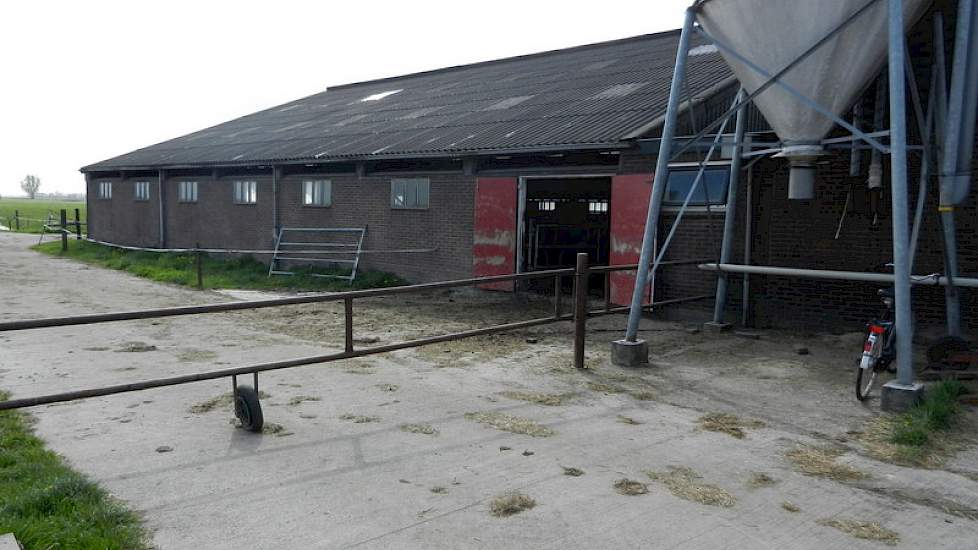 De kunstmestsilo wordt gebruikt voor gedroogde bietenpulp. Dit is een lokbrok voor in de melkstal, waar ze ongeveer 2 kilo per dag van krijgen. Pulp is het enige krachtvoer wat in dit concept gevoerd mag worden.