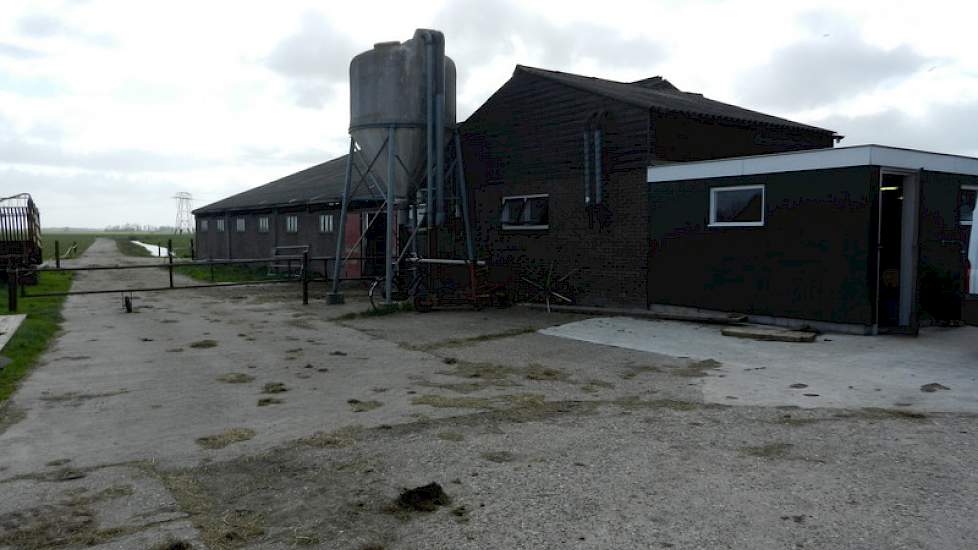 Er is een nieuw melk- en tanklokaal gebouwd (rechts op de foto). In het midden staat de melkstal en helemaal links de ligboxenstal.