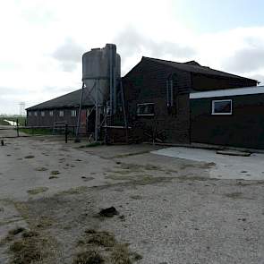 Er is een nieuw melk- en tanklokaal gebouwd (rechts op de foto). In het midden staat de melkstal en helemaal links de ligboxenstal.