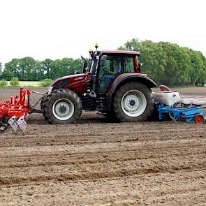 Om de eg geschikt te maken voor maïs zaaien, werden aanpassingsstukken gemaakt om de machine te verbreden. De werkbreedte van de 6-rijige Monosem NG+ zaaimachine is 4,5 meter. De eg werd 4,90 meter breed.