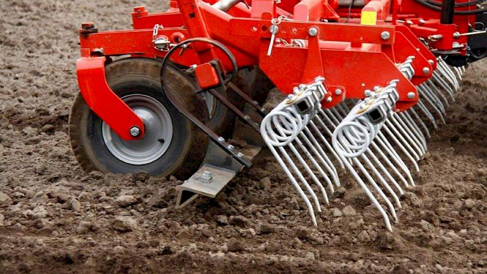 Het doel van de fronteg is betere onkruidbestrijding. Dit wordt met de machine op drie manieren bereikt. Ten eerste wieden de tanden van de eg het eerste onkruid en witte draden. “We zien steeds vaker dat een boer droge percelen alvast ploegt en natte per