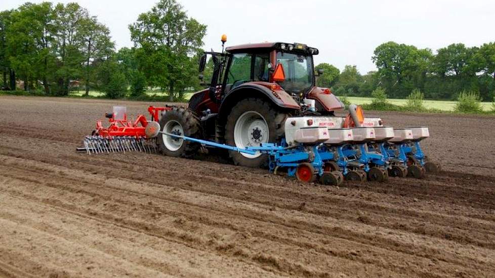 Niet alleen bij het maïszaaien, ook bij zijn oorspronkelijke doel wordt de eg gebruikt: het doorzaaien van weides. Naast de eg is ook de trekker zelf, een Valtra 143 Advance (Adblue), nieuw aangeschaft.