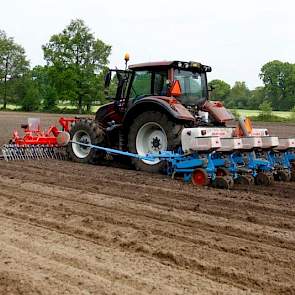 Niet alleen bij het maïszaaien, ook bij zijn oorspronkelijke doel wordt de eg gebruikt: het doorzaaien van weides. Naast de eg is ook de trekker zelf, een Valtra 143 Advance (Adblue), nieuw aangeschaft.