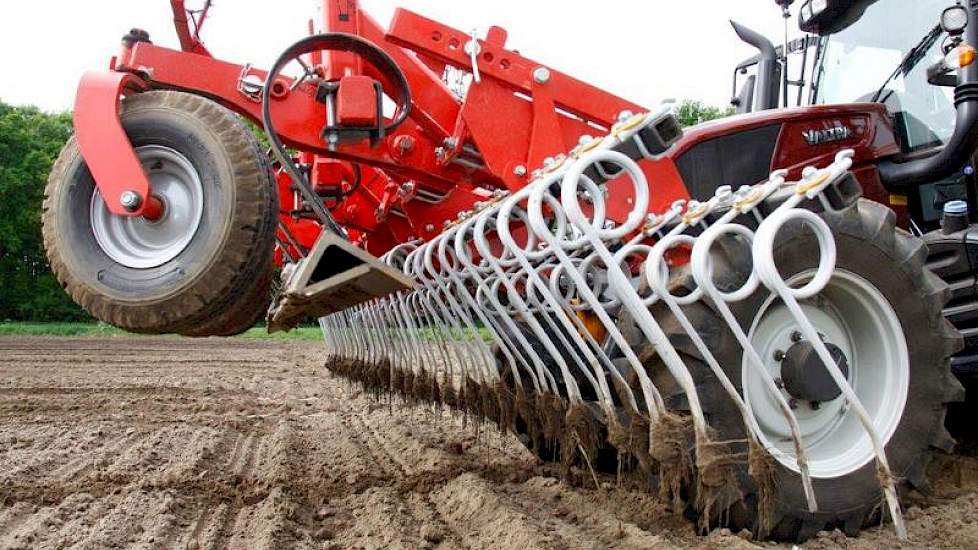 Ten derde zorgen zowel de egalisatiebalk als de tanden ervoor dat kluiten verkleind worden. “Percelen die lemiger zijn of vochtig gespit of geploegd zijn, liggen soms kluiteriger. Eén hectare kluiterig land heeft geen oppervlakte van 10.000 m2 meer, maar