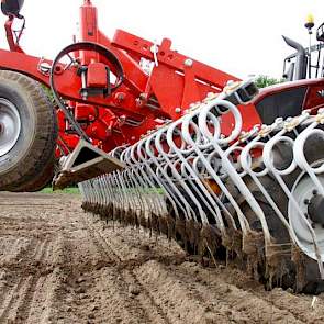 Ten derde zorgen zowel de egalisatiebalk als de tanden ervoor dat kluiten verkleind worden. “Percelen die lemiger zijn of vochtig gespit of geploegd zijn, liggen soms kluiteriger. Eén hectare kluiterig land heeft geen oppervlakte van 10.000 m2 meer, maar