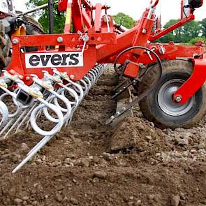 Ten tweede egaliseert de zwarte balk aan de eg het land, waardoor de spuitmachine later nauwkeuriger kan werken. De inzetten en uithalen van de ploeg of spitmachine geven oneffenheden, die bij gerende percelen –in de Achterhoek veel voorkomend- bovendien