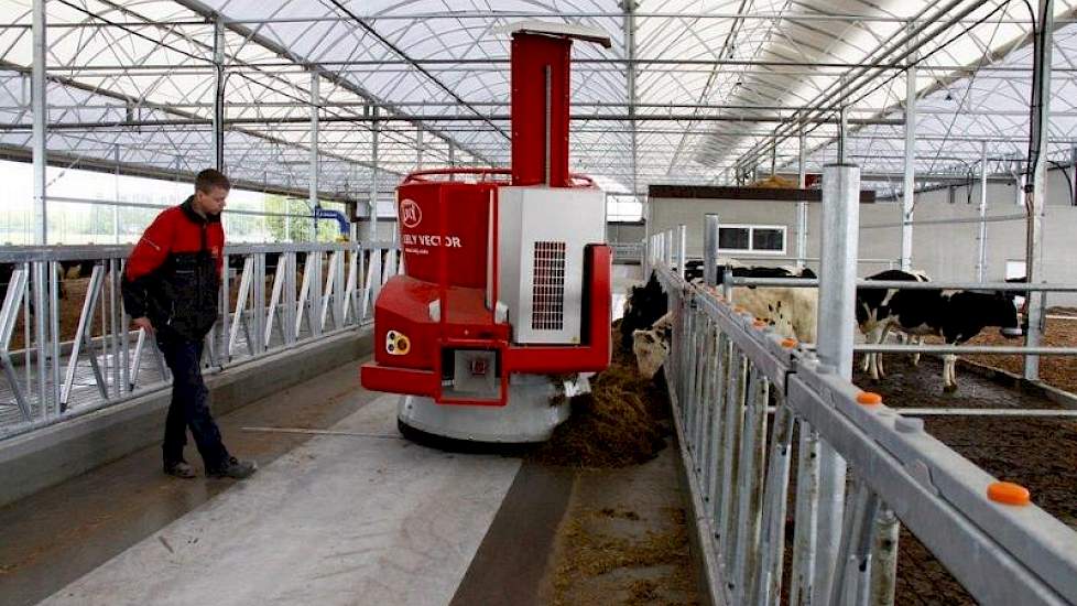 Ook het automatisch voersysteem van Lely maakt zijn eerste rondjes.