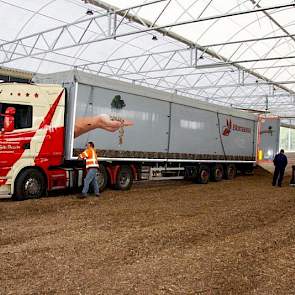 Ondertussen wordt op de nieuwe locatie de laatste vracht houtsnippers gebracht.