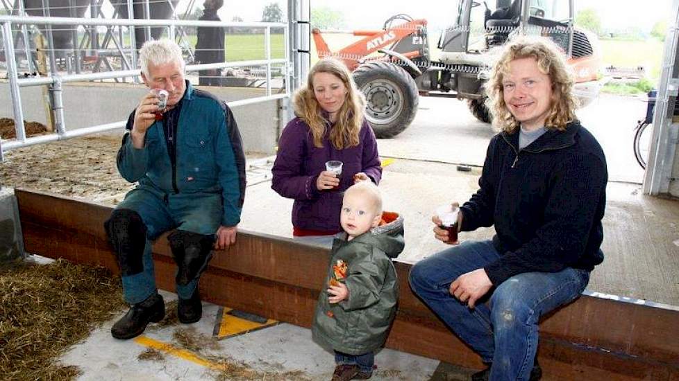 Pieter (rechts), vader Henk (links) vriendin Danielle en zoontje Bern zien tevreden terug op de verhuizing.